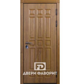 дверь уличная без глазка, отделана филёнчатым мдф и усилена тремя петлями